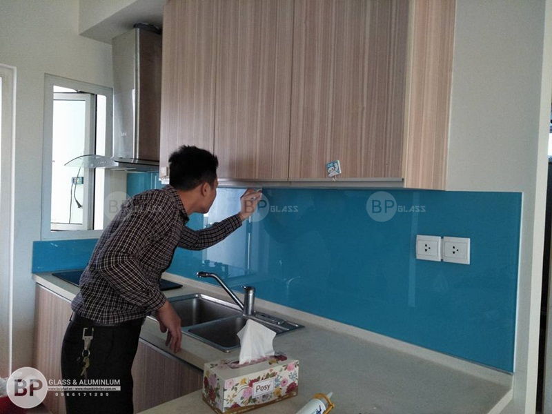 Lắp kính bếp màu xanh Lơ Cô Quý Thạch Bàn Long Biên